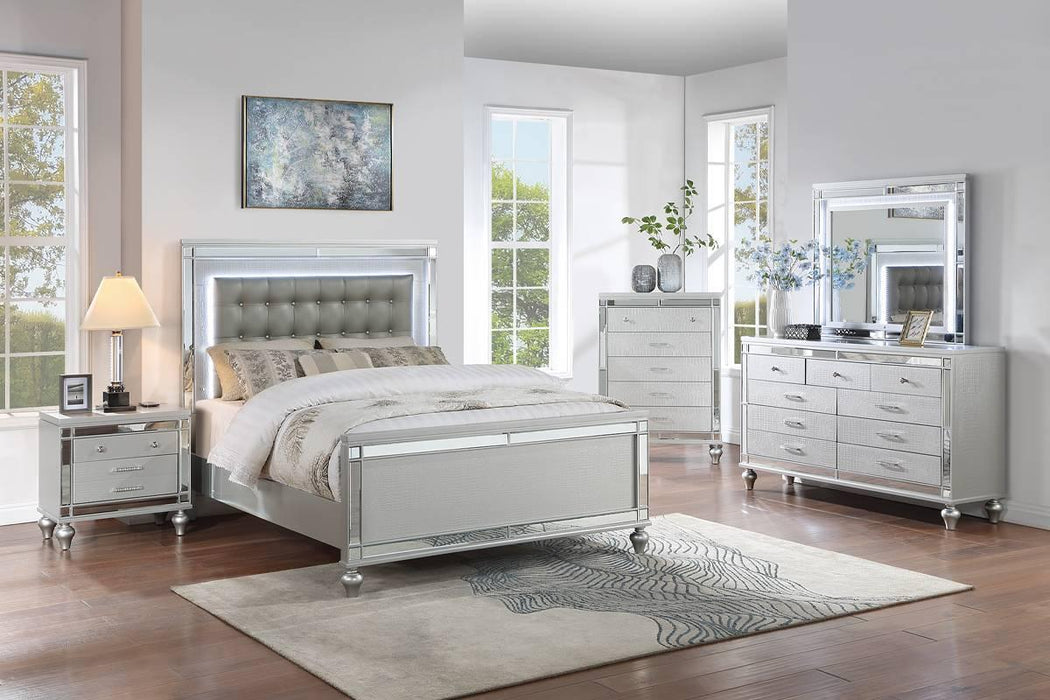 Hothan Eastern King Bed in Silver